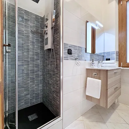 Free Parking - Right In The Heart Of The - Semplice Apartamento