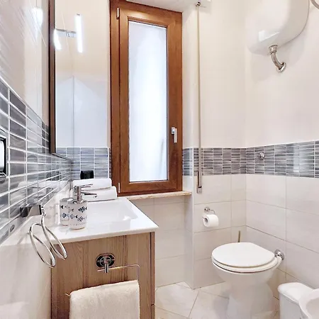 Free Parking - Right In The Heart Of The - Semplice Appartement *